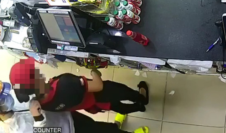 Kẻ cướp rút dao đe dọa nữ nhân viên cửa hàng tiện lợi ở quận 8, TP.HCM - Ảnh 1.
