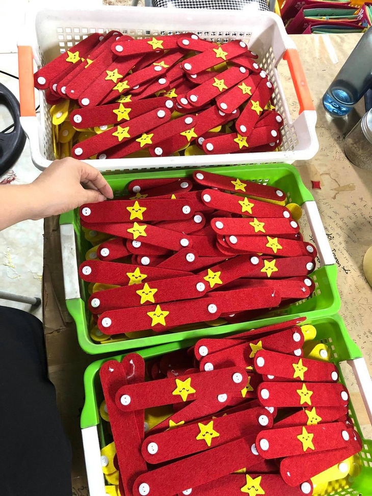 Hàng ngàn tai giả đeo khẩu trang từ Hà Nội gửi tặng TP.HCM chống dịch - Ảnh 1.