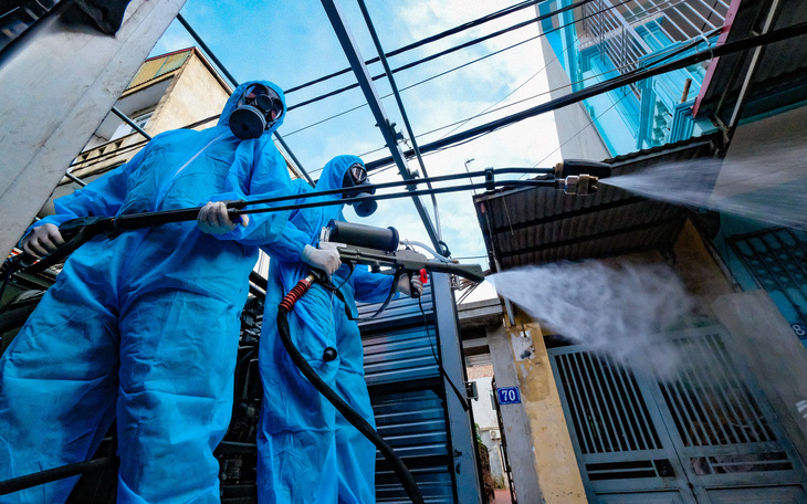 Phun khử khuẩn toàn bộ thị trấn Quốc Oai, Hà Nội vì chùm ca bệnh phức tạp