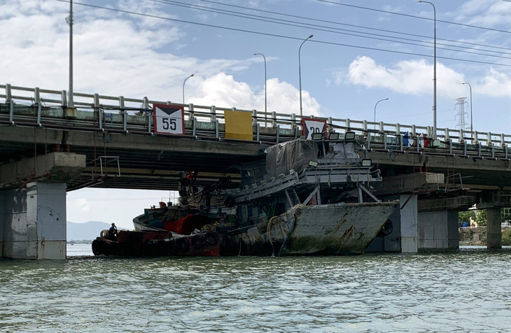 Giải cứu tàu cá kẹt dưới gầm cầu ở Vũng Tàu - Ảnh 1.