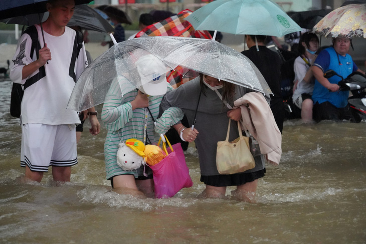 12 người thiệt mạng vì mưa lũ ở Trung Quốc - Ảnh 1.