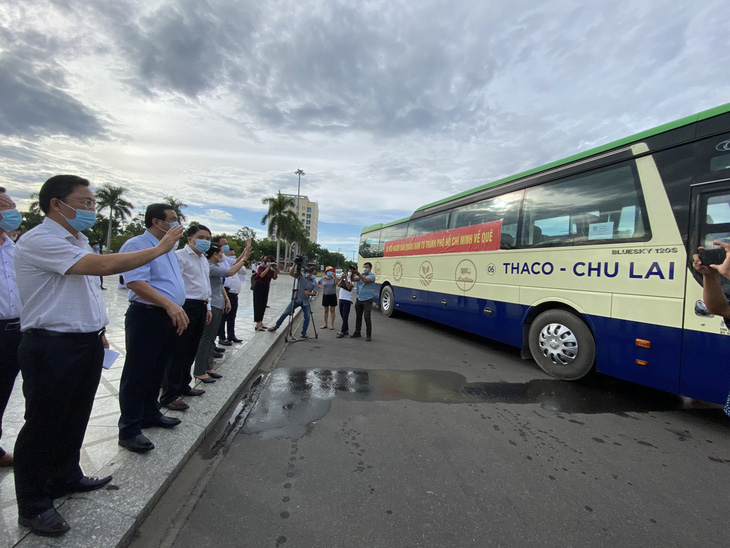 Sáng nay Quảng Nam đưa xe vào TP.HCM đón người dân về quê - Ảnh 2.