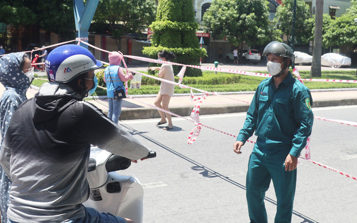 Nhiều người đi xe máy cả ngàn cây số từ Bình Dương về Nghệ An tránh dịch