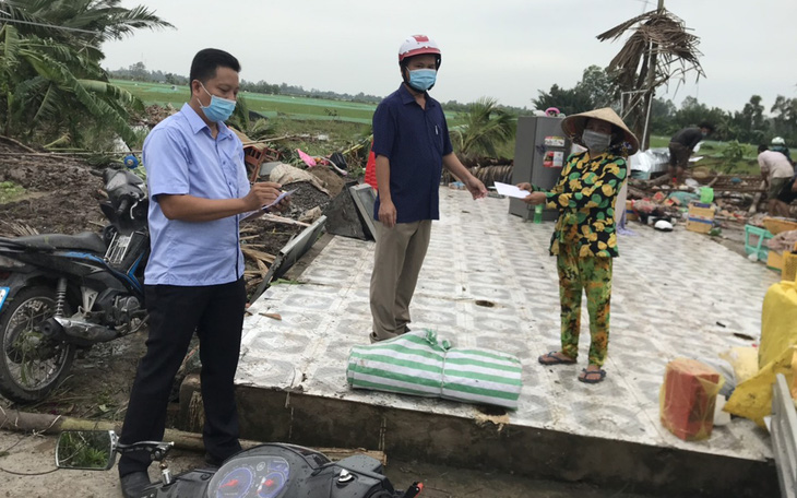 Dông lốc bất ngờ quét sập hàng chục căn nhà, 15 người bị thương ở Kiên Giang