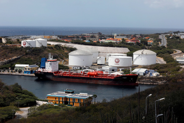 Tập đoàn Trung Quốc trở thành trung tâm mua bán dầu mỏ cùng Iran và Venezuela - Ảnh 1.