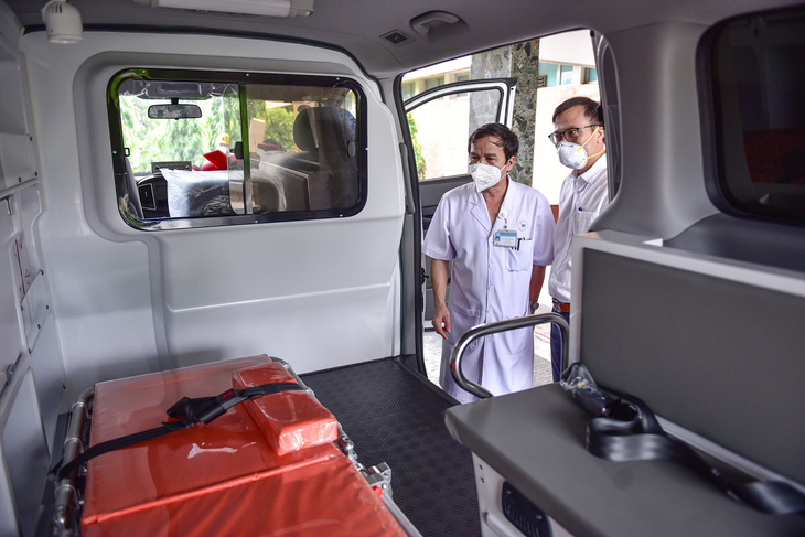 Sài Gòn thương nhau trao 1 xe cứu thương cho Bệnh viện Thống Nhất - Ảnh 2.