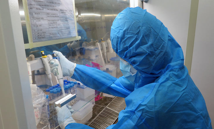 Bên trong phòng xét nghiệm container tìm virus SARS-CoV-2 - Ảnh 4.