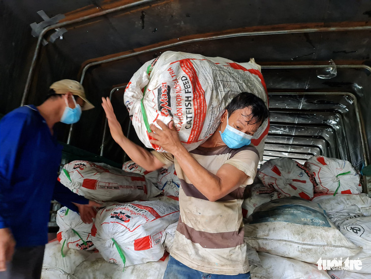Dầm mưa bốc 22 tấn bắp, chanh bán giá vốn giúp nông dân miền Tây - Ảnh 1.