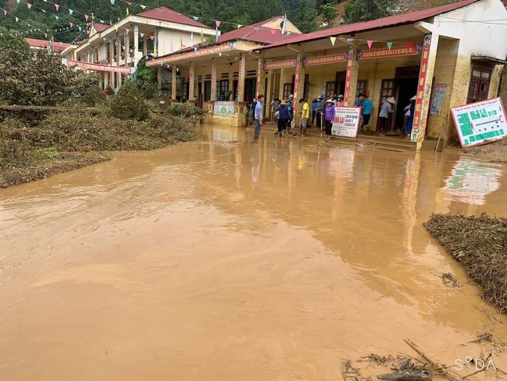Trường học ở Si Ma Cai ngập sâu 4-5 mét sau mưa lớn, nhiều máy tính, sách vở hư hỏng - Ảnh 4.