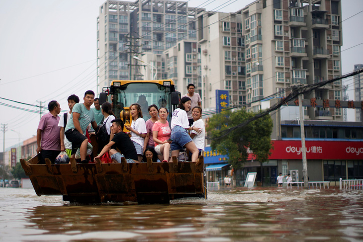 Mưa lũ khiến 56 người chết và thiệt hại 10 tỉ USD, Trung Quốc lại sắp hứng bão - Ảnh 2.