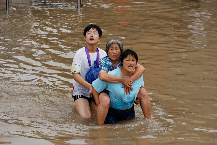 Mưa lũ khiến 56 người chết và thiệt hại 10 tỉ USD, Trung Quốc lại sắp hứng bão - Ảnh 1.