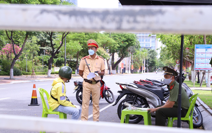 TP Đà Nẵng tăng cường 300 công an kiểm tra người ra đường không lý do chính đáng - Ảnh 2.