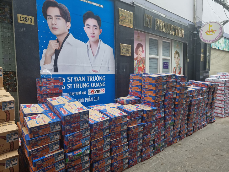 Nhận từ Hà Tĩnh gửi TP.HCM 100 tấn gạo, Thủy Tiên và Công Vinh cầu cứu tình nguyện viên - Ảnh 3.
