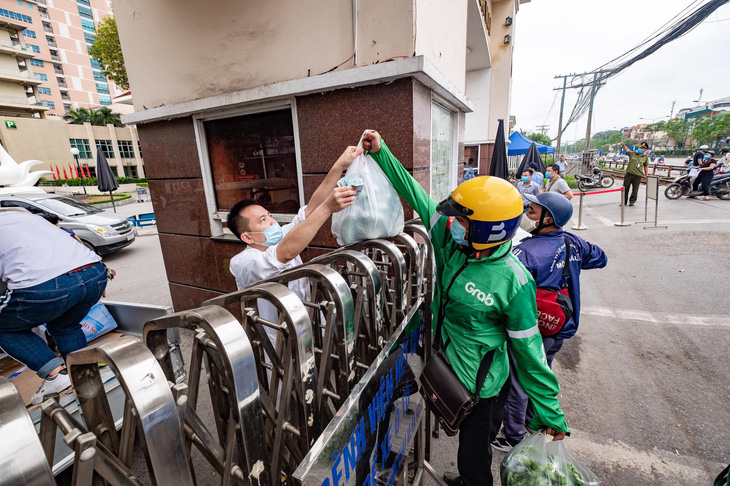 Hà Nội tạm dừng shipper giao hàng, chở khách bằng xe máy, xe công nghệ - Ảnh 1.