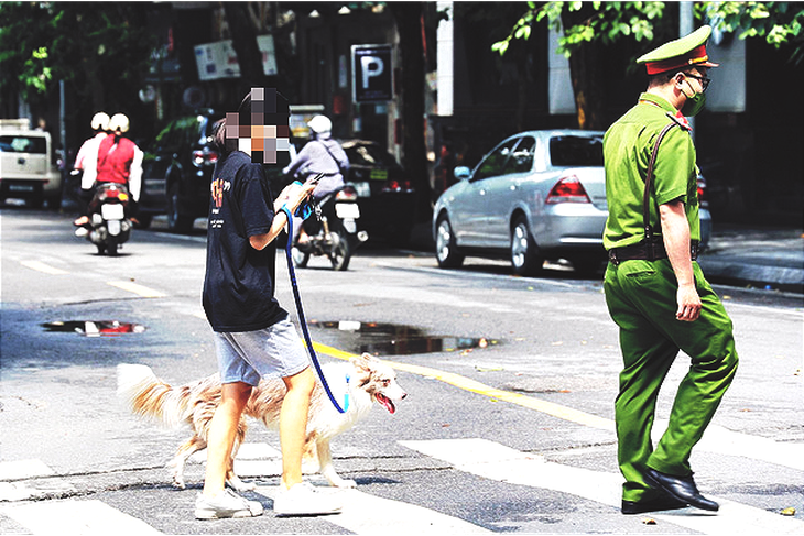 Dắt chó đi vệ sinh ngày đầu Hà Nội giãn cách, cô gái bị phạt 2 triệu - Ảnh 1.