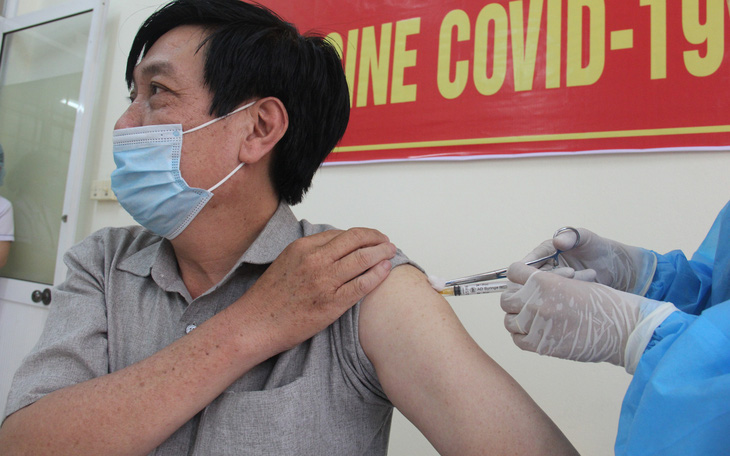 Nhiều người Đà Nẵng không được mời vẫn đến nơi tiêm vắc xin COVID-19