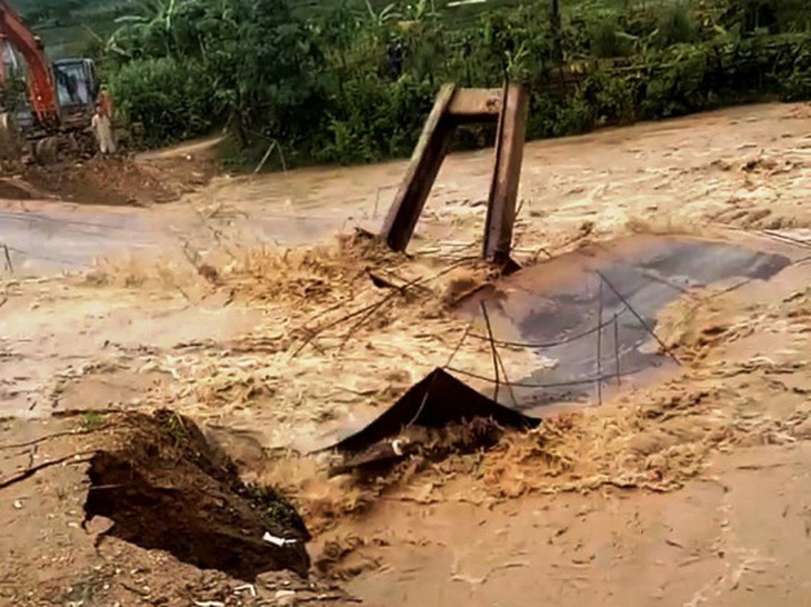 Cầu sắt bị trôi do mưa lũ, 750 người dân ở vùng cao Thanh Hóa bị cô lập - Ảnh 1.
