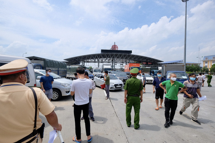 Tài xế phía Nam chở hàng ngang qua Hà Nội khóc ròng vì bị buộc quay đầu - Ảnh 4.