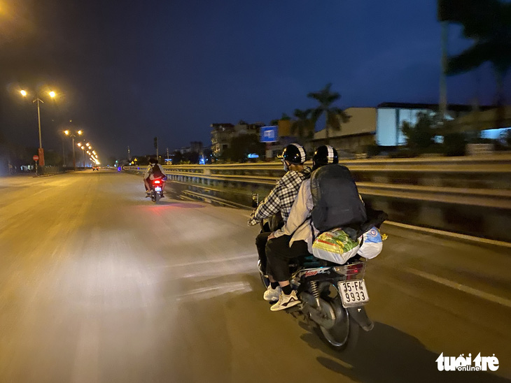 Giữa đêm nghe tin Hà Nội áp dụng chỉ thị 16, nhiều người vội vàng ra, vào thủ đô - Ảnh 1.