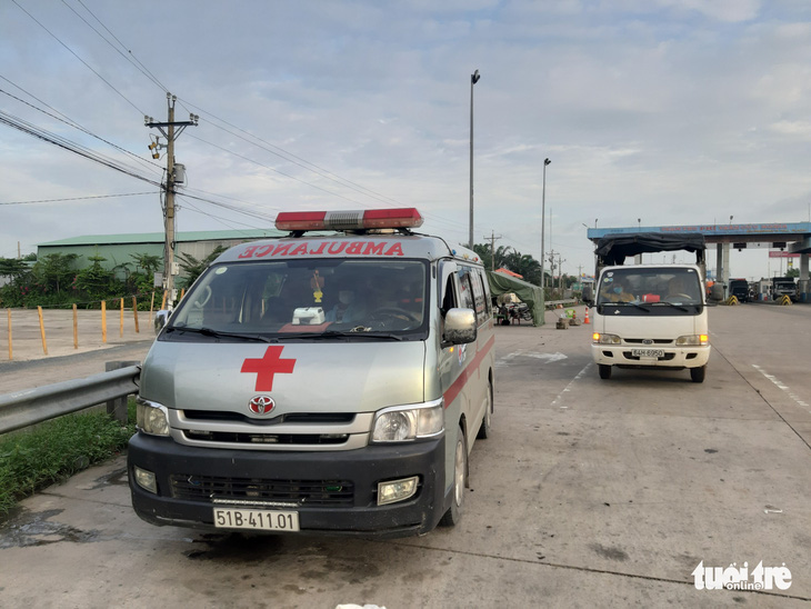 Gia đình 3 người từ TP.HCM đi chui xe cứu thương trốn chốt kiểm dịch COVID-19 - Ảnh 2.