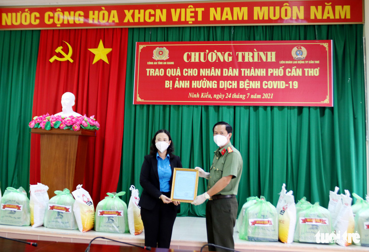 Công an An Giang tặng gần 1.000 suất quà cho bà con nghèo TP Cần Thơ - Ảnh 1.