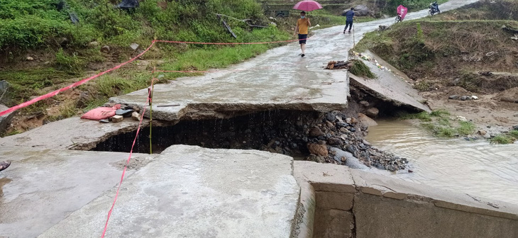 Cầu sắt bị trôi do mưa lũ, 750 người dân ở vùng cao Thanh Hóa bị cô lập - Ảnh 2.