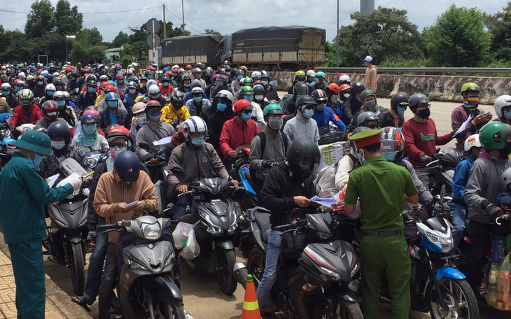 Video hàng ngàn xe máy từ phía Nam đổ về ùn ứ chốt kiểm soát ở Đắk Nông