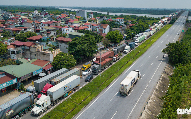 Xe chở hồ tiêu chờ 17 giờ ở cửa ngõ Hà Nội phải quay đầu vì không phải 