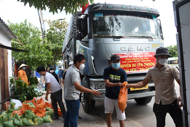 Vị sư người Phú Yên vận động 5 xe chở hàng hóa hỗ trợ người dân Sài Gòn - Ảnh 1.