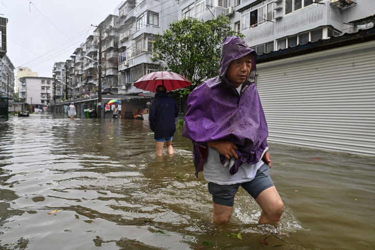 Bão In-Fa ập vào Trung Quốc: Cây bật gốc, phố xá ngập nước, dự báo đổ bộ lần 2 - Ảnh 3.