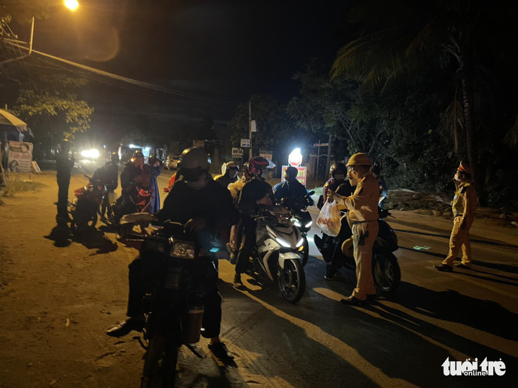 CSGT Đà Nẵng dẫn đường, tiếp tế thức ăn cho đoàn xe máy từ TP.HCM về quê Huế, Quảng Trị... - Ảnh 2.