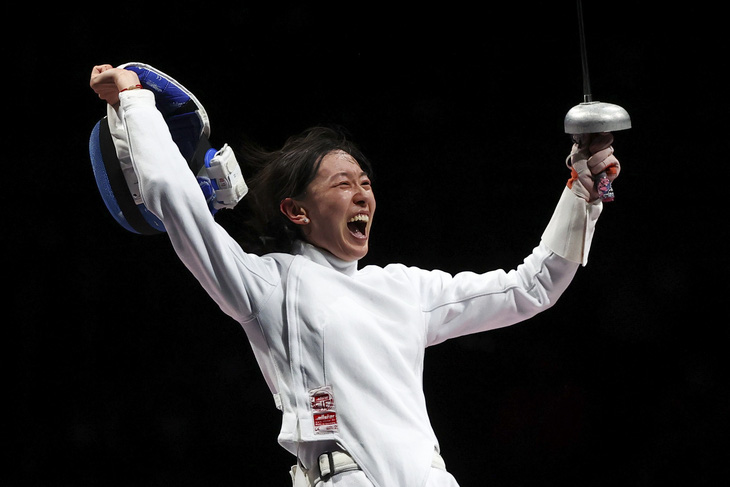 Cha bệnh hấp hối, nữ kiếm sĩ Trung Quốc gạt lệ dự Olympic, đoạt huy chương vàng - Ảnh 1.
