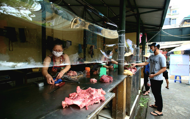 Chợ Hà Nội bắt đầu quây tấm chắn ni lông để bán hàng - Ảnh 7.