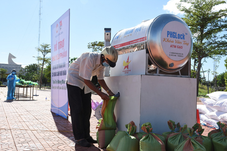 Mở ‘cây ATM gạo’ lưu động giúp người dân vùng dịch - Ảnh 1.