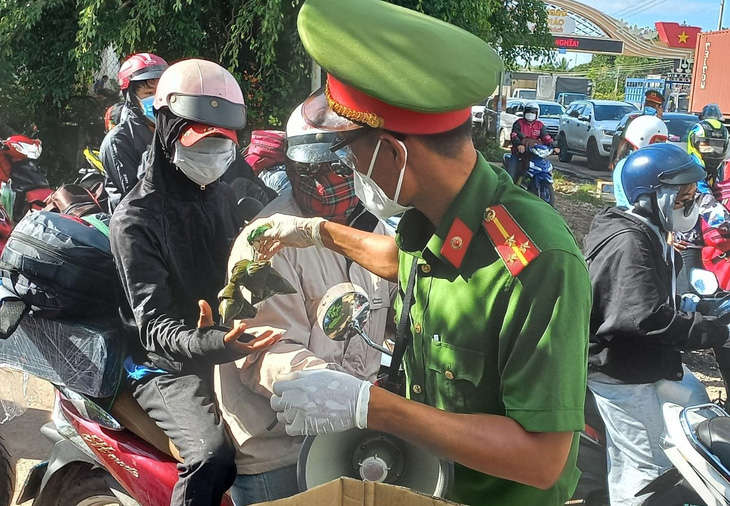 Lữ khách qua Bình Phước được tiếp thức ăn, nước uống miễn phí để về Tây Nguyên - Ảnh 1.