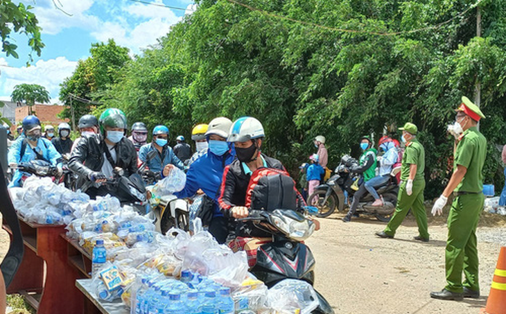 Lữ khách qua Bình Phước được tiếp thức ăn, nước uống miễn phí để về Tây Nguyên - Ảnh 5.