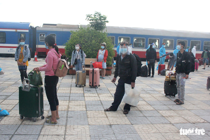 Hà Tĩnh đón hơn 800 công dân từ miền Nam về quê trên chuyến tàu đặc biệt - Ảnh 1.