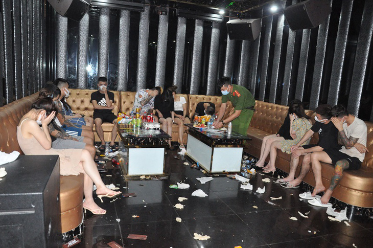 43 ‘dân chơi’ đang ‘phê’ ma túy tại quán karaoke ở Hải Dương - Ảnh 1.