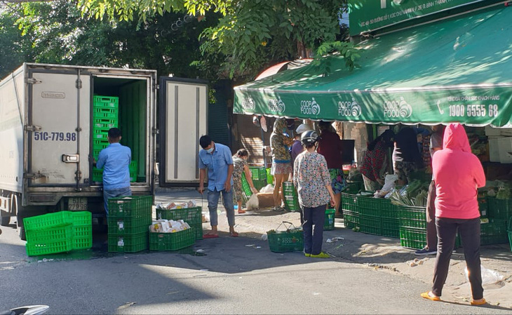 TP.HCM: Hàng chưa kịp lên kệ siêu thị, người mua đã xếp hàng chờ sẵn - Ảnh 5.