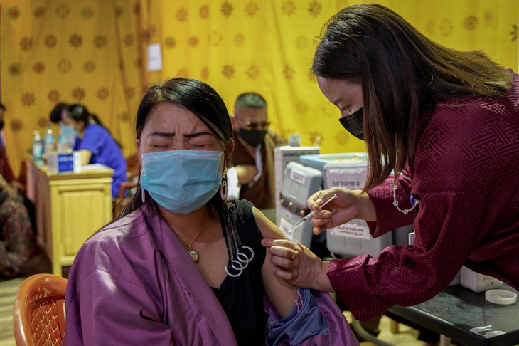 Bhutan tiêm mũi vắc xin thứ 2 cho gần hết dân số trưởng thành chỉ trong 1 tuần - Ảnh 1.