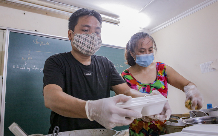 Thầy cô giáo, bạn trẻ… nấu cơm gửi người lao động nghèo ở Hà Nội