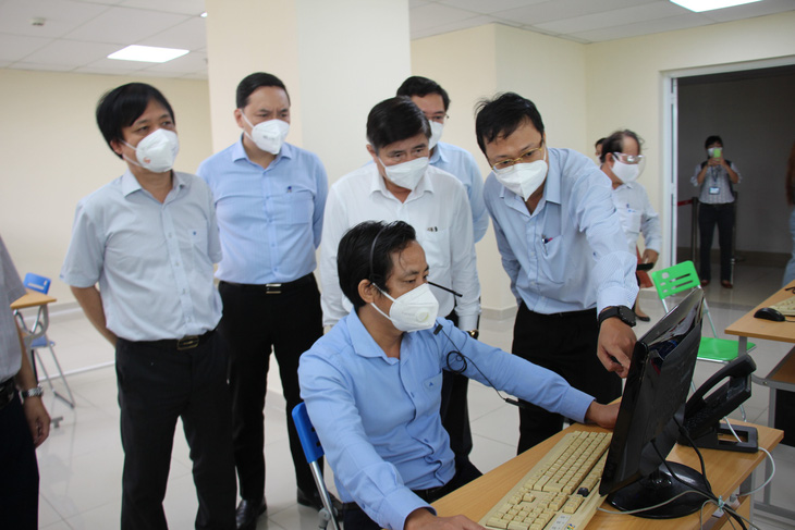 Chủ tịch UBND TP.HCM Nguyễn Thành Phong kiểm tra tại Trung tâm cấp cứu 115 - Ảnh 1.
