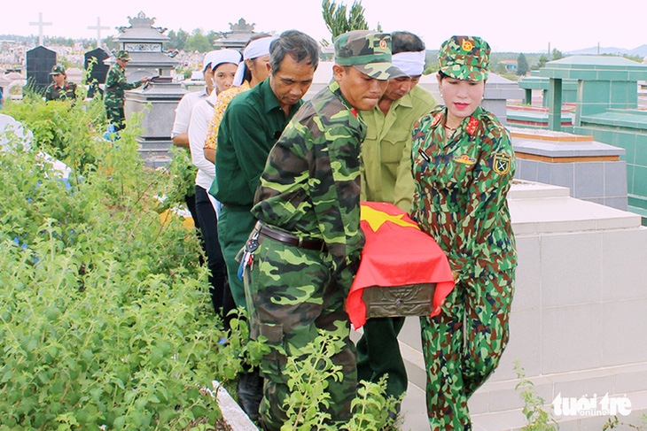 Nữ thủ lĩnh đi tìm mộ liệt sĩ - Ảnh 1.