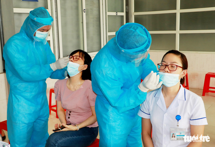 Hai nữ nhân viên bệnh viện mắc COVID-19, giãn cách một huyện ở Nghệ An - Ảnh 2.