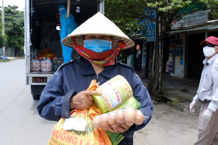 Chở quà Hà Tĩnh, Quảng Nam, Quảng Ngãi… vào khu phong tỏa - Ảnh 7.