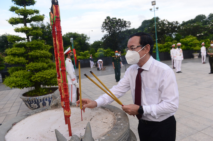 Lãnh đạo TP.HCM dâng hoa, dâng hương tưởng niệm các anh hùng liệt sĩ - Ảnh 3.