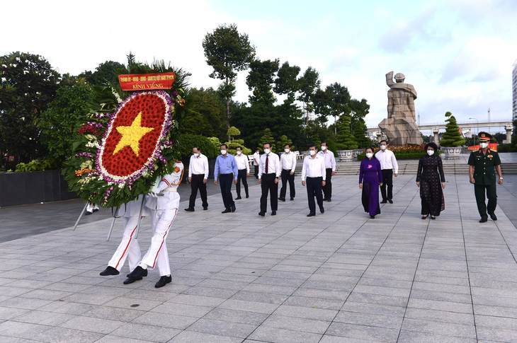 Lãnh đạo TP.HCM dâng hoa, dâng hương tưởng niệm các anh hùng liệt sĩ - Ảnh 1.