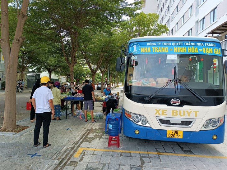 Biến xe buýt thành cửa hàng tiện lợi di động chở thực phẩm đến từng khu dân cư - Ảnh 2.