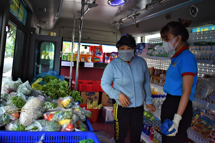 Biến xe buýt thành cửa hàng tiện lợi di động chở thực phẩm đến từng khu dân cư - Ảnh 4.