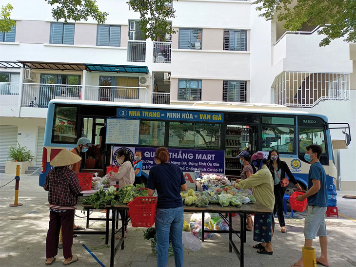 Biến xe buýt thành cửa hàng tiện lợi di động chở thực phẩm đến từng khu dân cư - Ảnh 3.